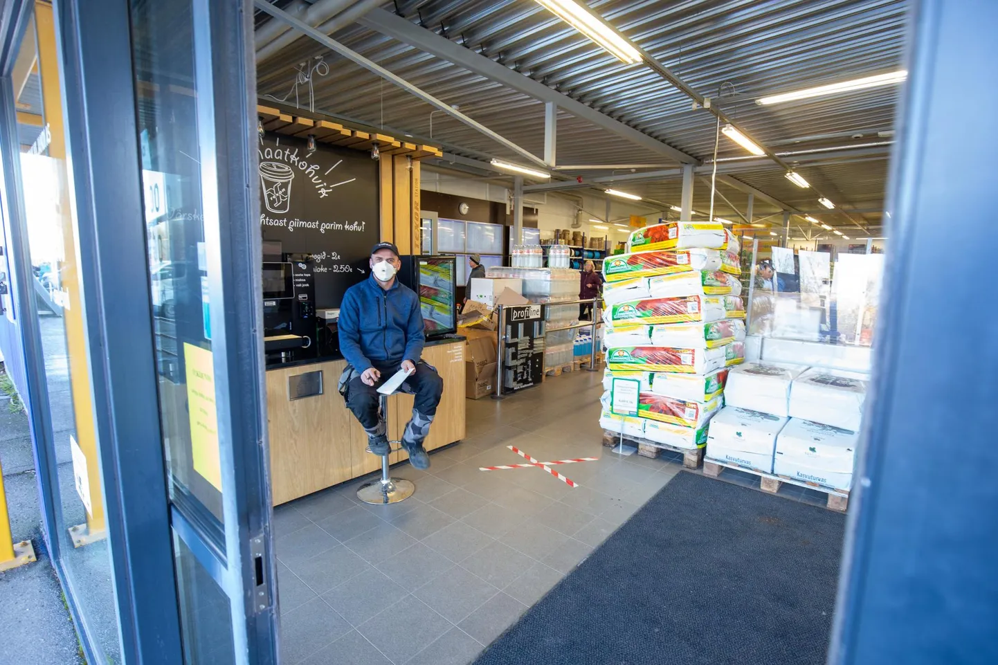 Laupäeval pidas Espaki kaupluse töötaja sisseastujate üle arvet.