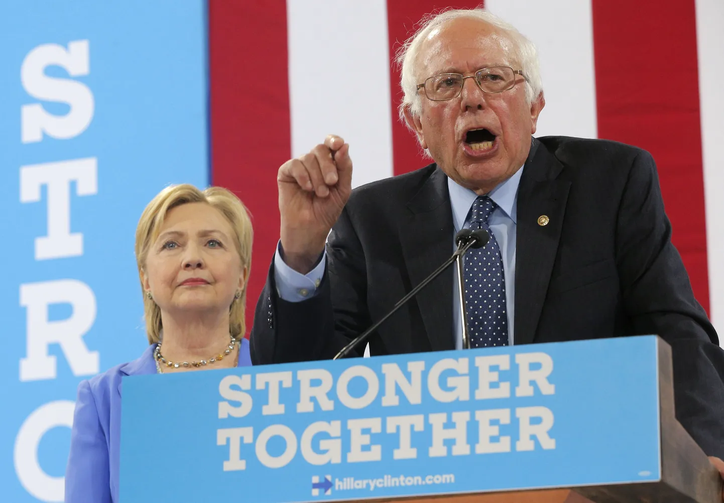 Bernie Sanders (paremal) ja Hillary Clinton.