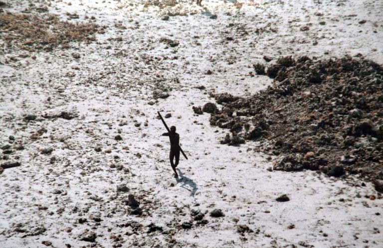 India rannavalve foto sentinelist, kes on relvastatud odaga.