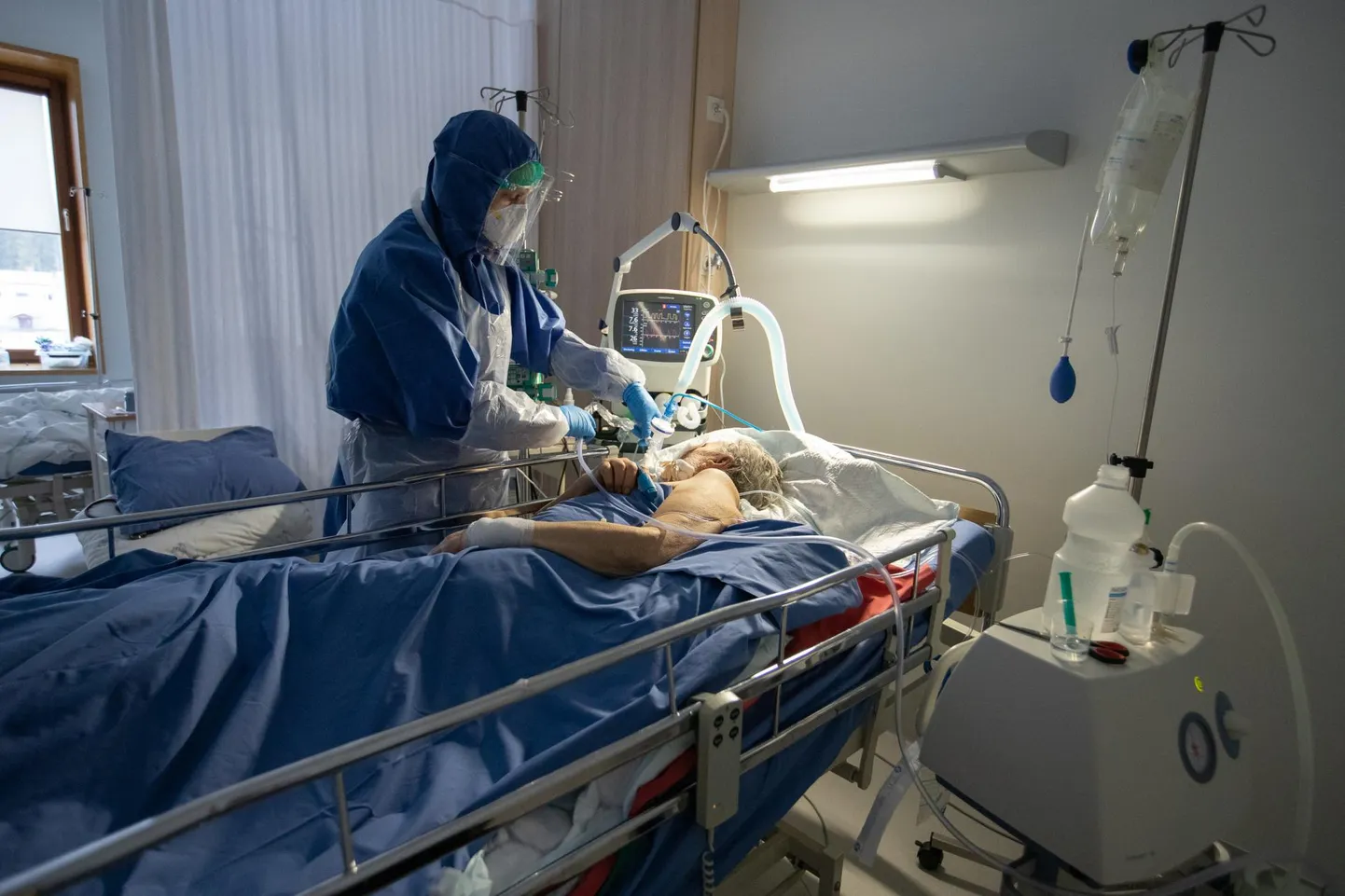 Pööre võib toimuda hetkega: tavaosakonnas olnud mehe tervis halvenes niimoodi, et nüüd on ta narkoosis ja tema olukorda jälgivad nii inimesed kui ka masinad.