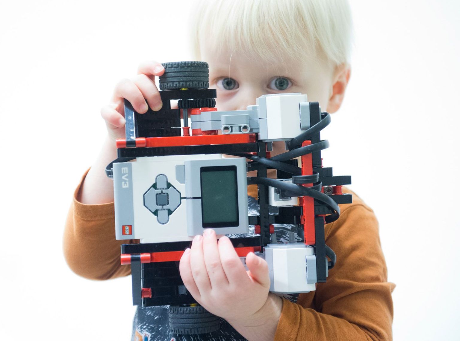 Kolmeaastane Siim Sebastian on nädalalõpul Tallinnas
toimuva robotivõistluse Robotex noorim osavõtja.