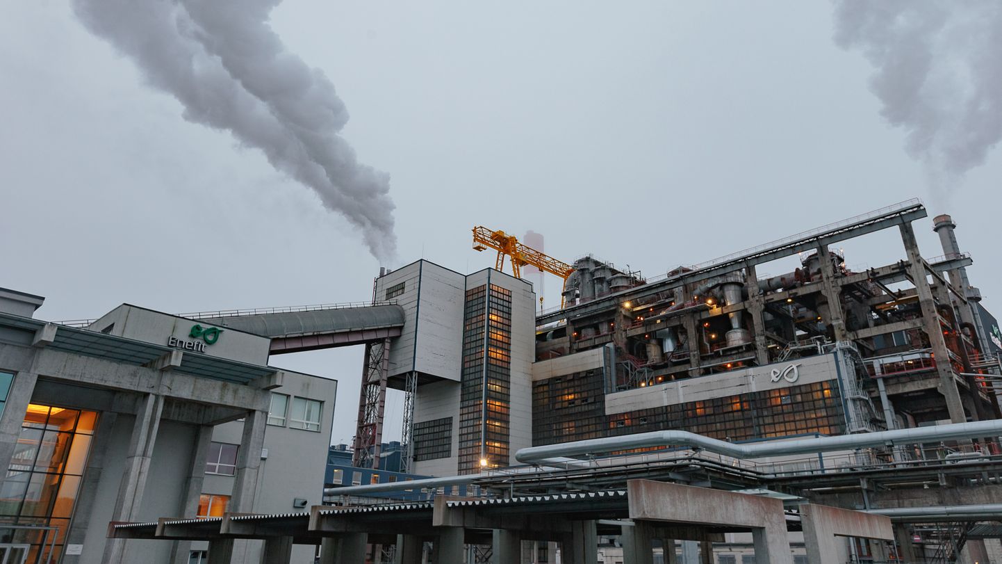 Концерн "Eesti Energia" построил первый завод сланцевого масла, работающий по технологии "Enefit", в 2013 году, и он обошелся в 250 миллионов евро. Уже тогда предприятие заявило, что планирует в будущем построить новые заводы масел.