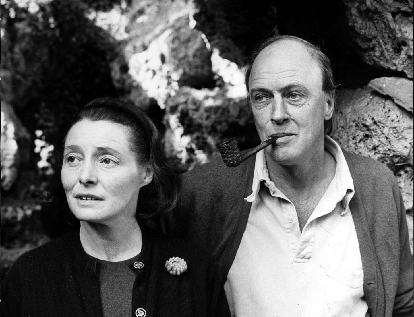 Paremal Roald Dahl (1916-1990), vasakaul tema naine Patricia Neal.