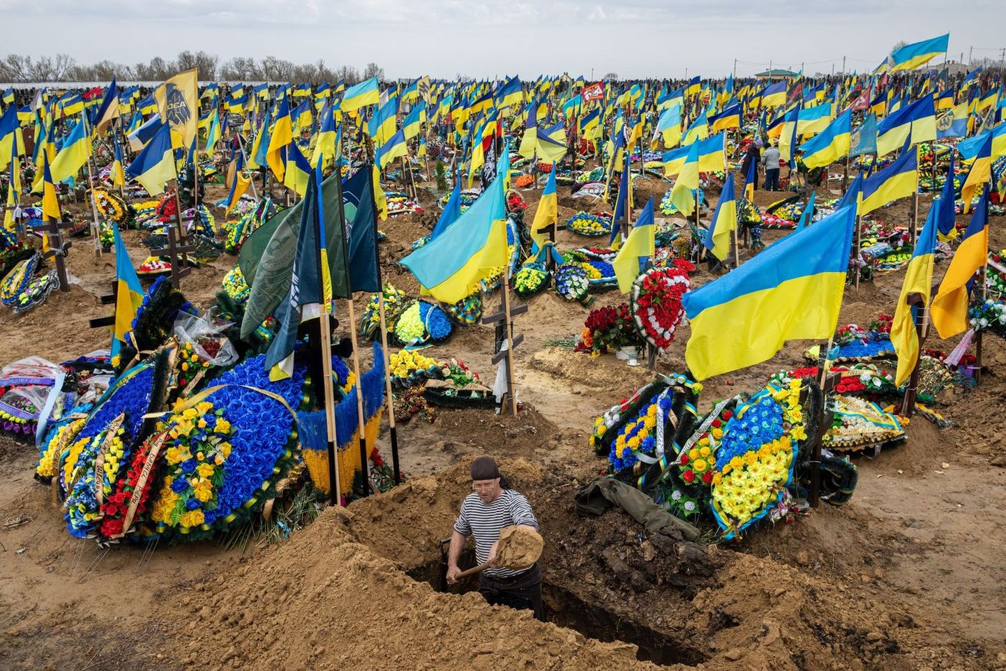 Haua kaevamine Ukraina sõdurile Harkivi kalmistul.