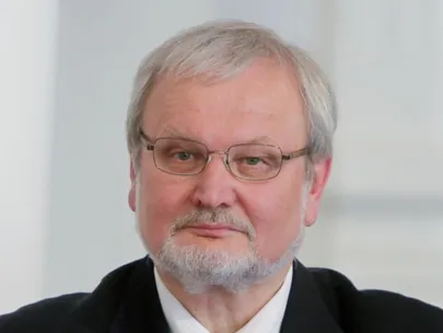 Март Устав.