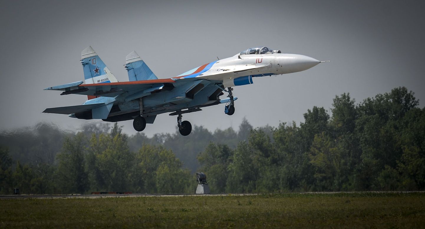 Российский истребитель Су-27.