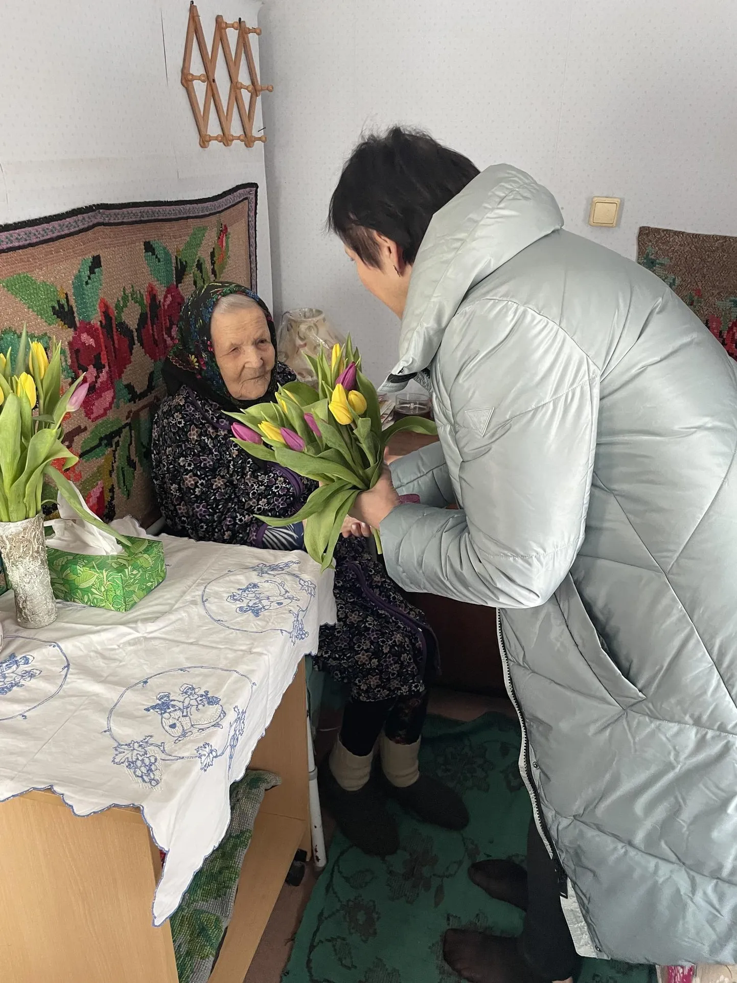 Kallastel elaval Alma Ratmanil täitus eelmisel nädalal 102 eluaastat. Ta oli viimane Peipsiääre valla elanik, kes sai vallavalitsuselt 1000-eurose sünnipäevatoetuse. Jäädvustus pärineb eelmisest aastast, mil vallavanem Piibe Koemets käis Almat 101. sünnipäeva puhul õnnitlemas.