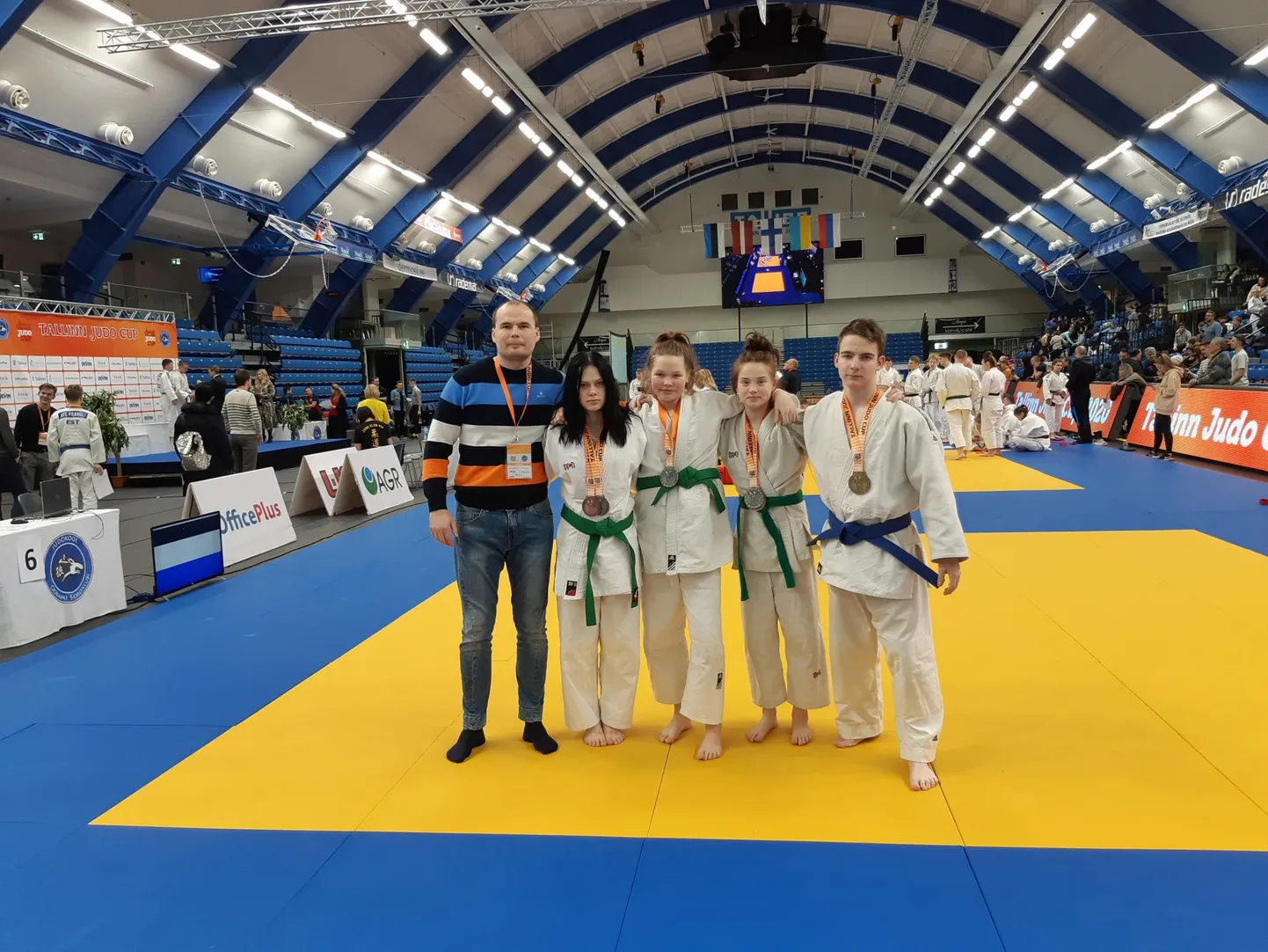 Rahvusvaheliselt Tallinn Judo Cupilt medali võitnud Pärnu judoklubi Samurai noorsportlased treener Asko Loogaga.