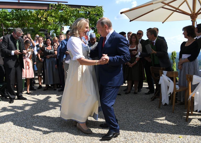 Austria välisminister Karin Kneissl tantsis oma pulmas Venemaa presidendi Vladimir Putiniga.