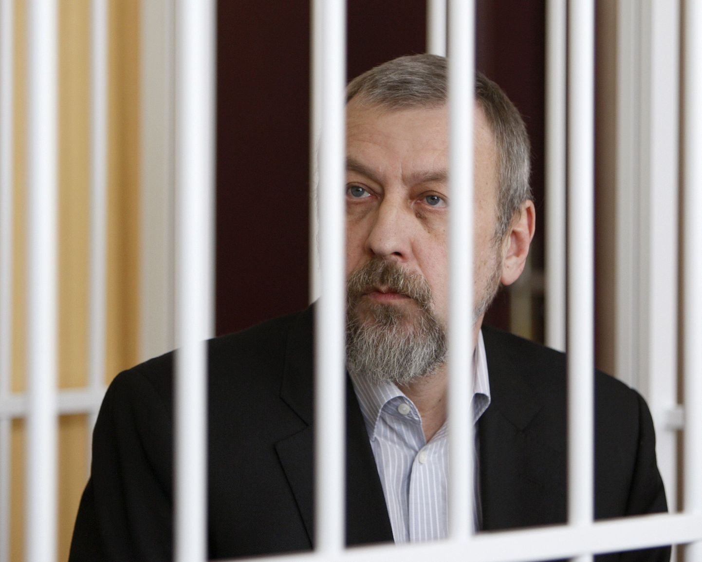 Puuri pistetud Andrei Sannikov Minski kohtusaalis.