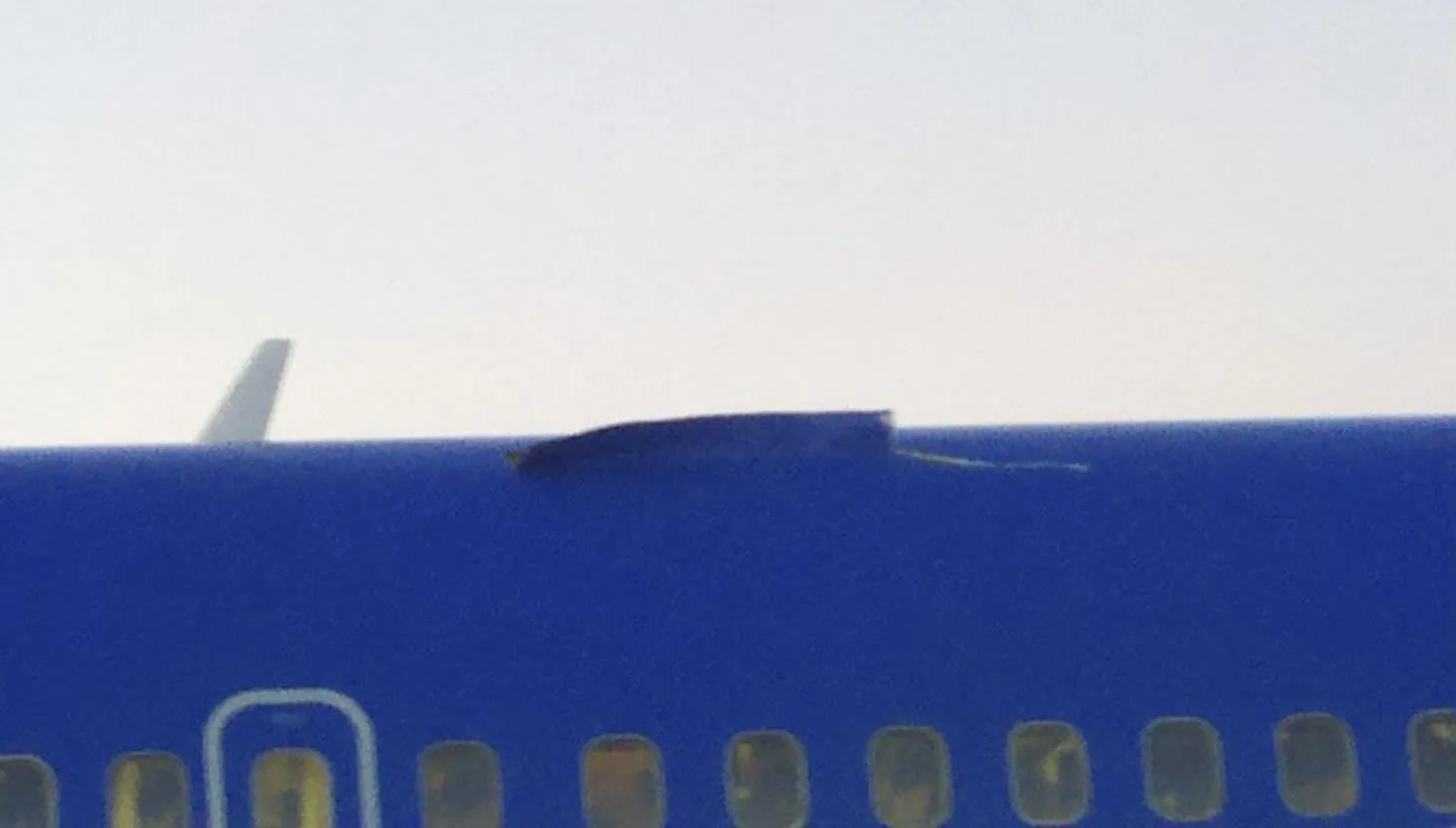 Boeing 737 katusesse tekkinud auk.