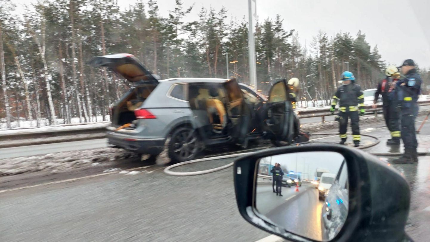 Tallinnas Järvevana teel süttis auto ja juht sai raskeid põletushaavu.