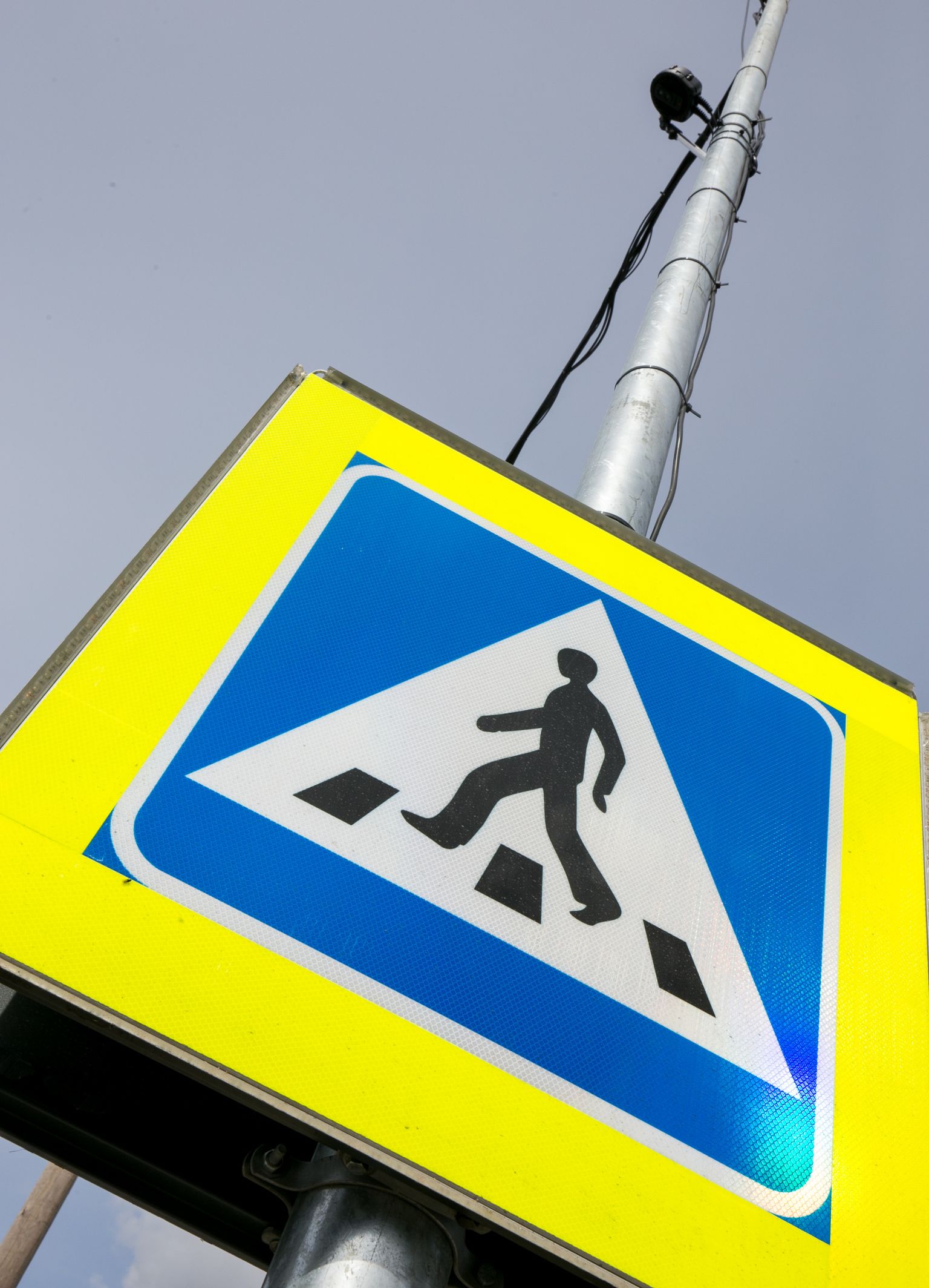 Pärnus on vilkuvate leedtuledega liiklusmärgid üleval Mai kooli juures.