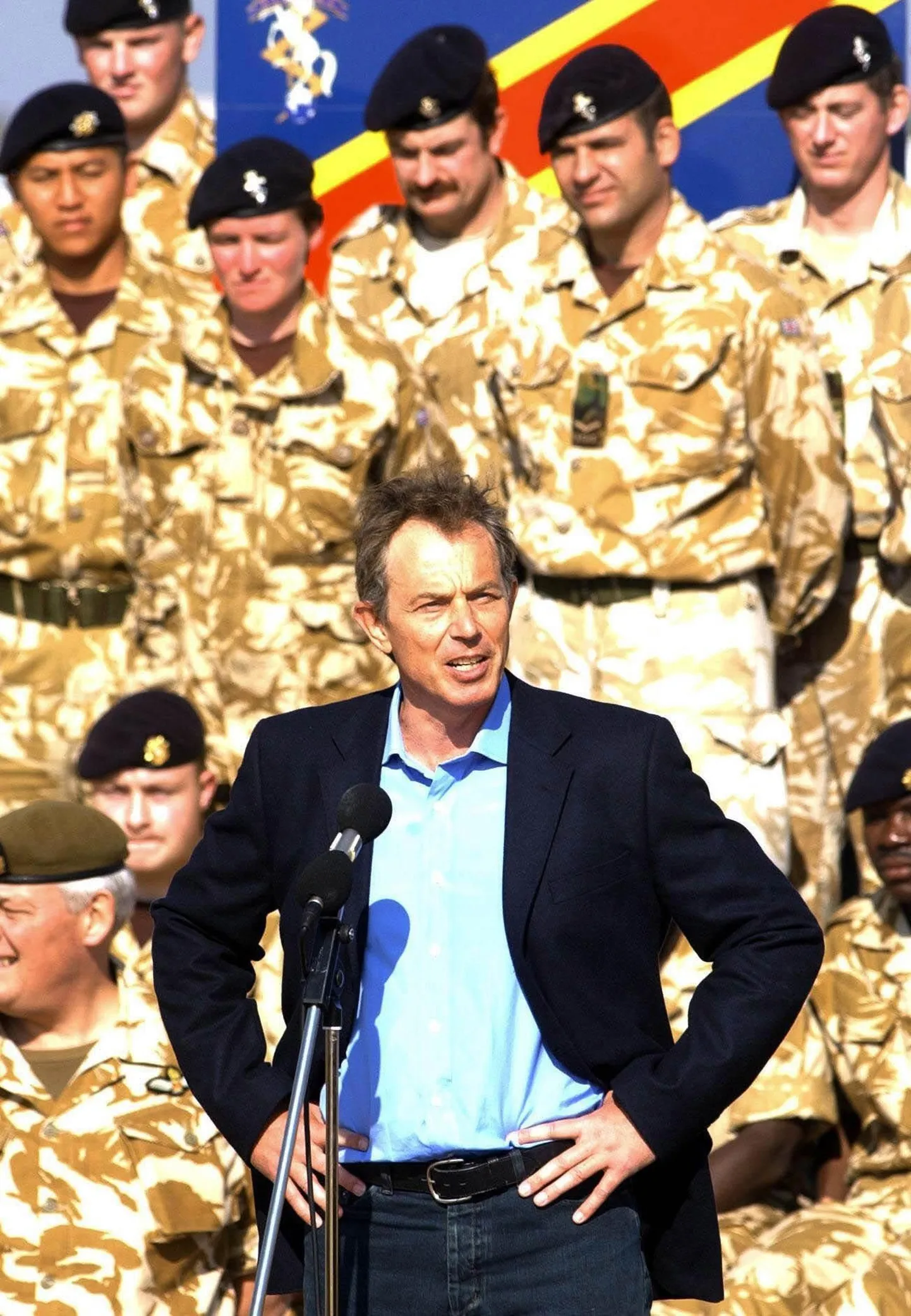 Tony Blair kõnelemas Suurbritannia sõduritele Iraagis. 2004.