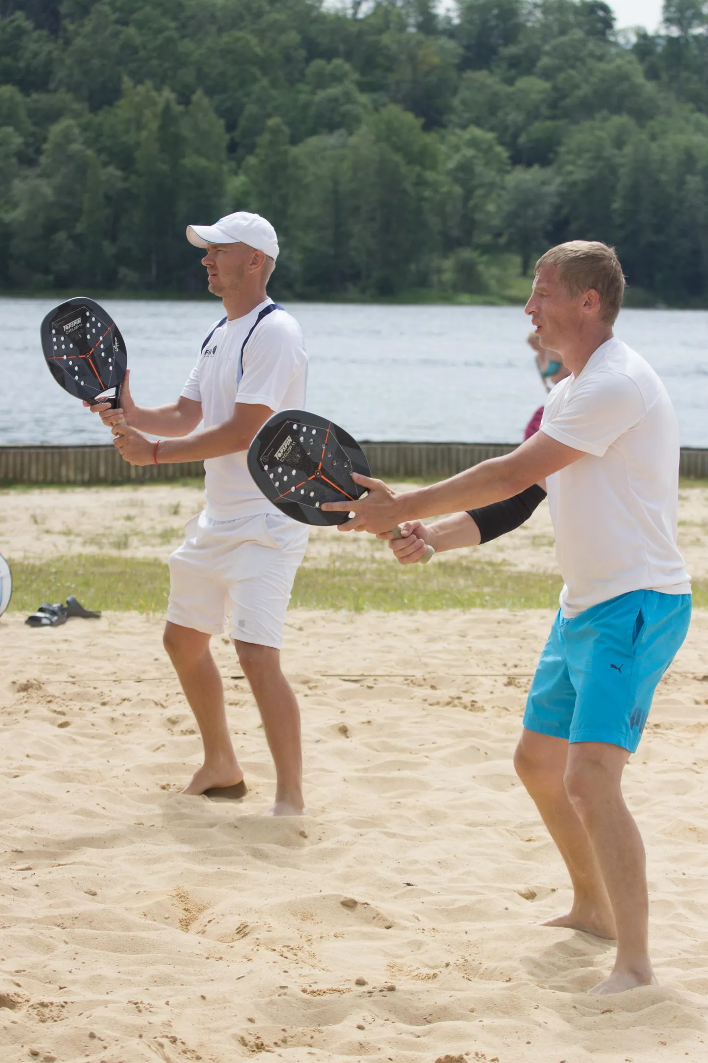 Eesti rannatennise kogukond on kosuma hakanud Viljandist. Aastaid tagasi tõi Ott Ahonen selle ala Viljandisse. Nüüdseks on mängijaid sadu. Fotol on Ott Ahonen (tagaplaanil) koos Andri Reimanniga.