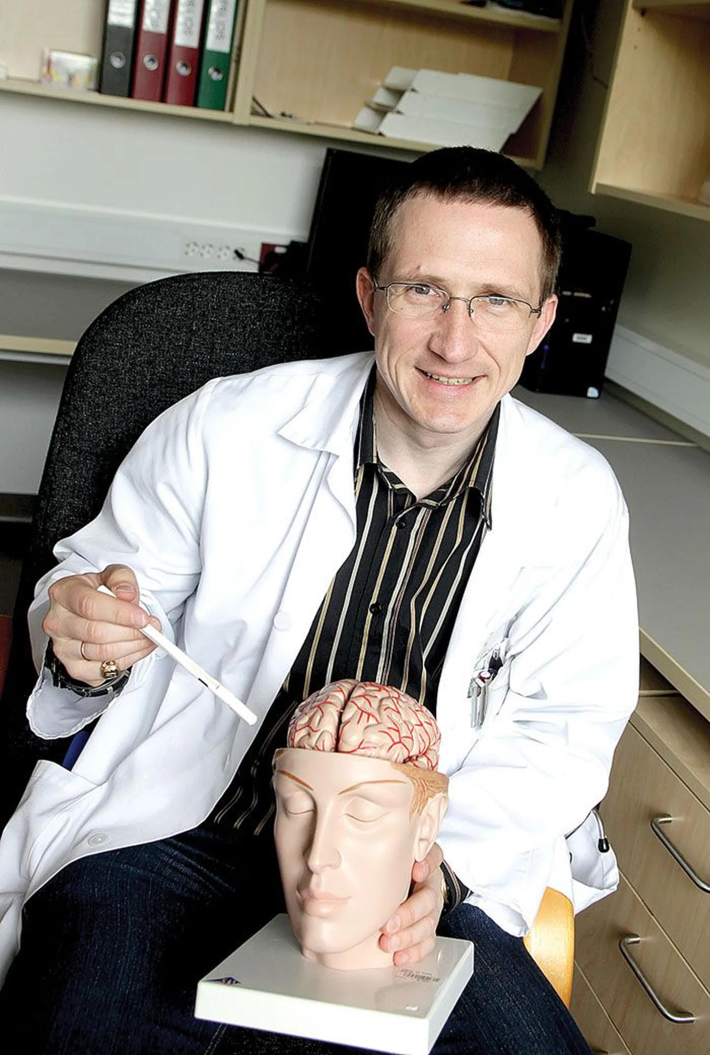 Neuroloog Mark Braschinsky kirjeldab tavalist pingepeavalu, pulseeriva iseloomuga kobarpeavalu, samuti migreeni liike, ning näitab, missugusest aju osast need lähtuvad.