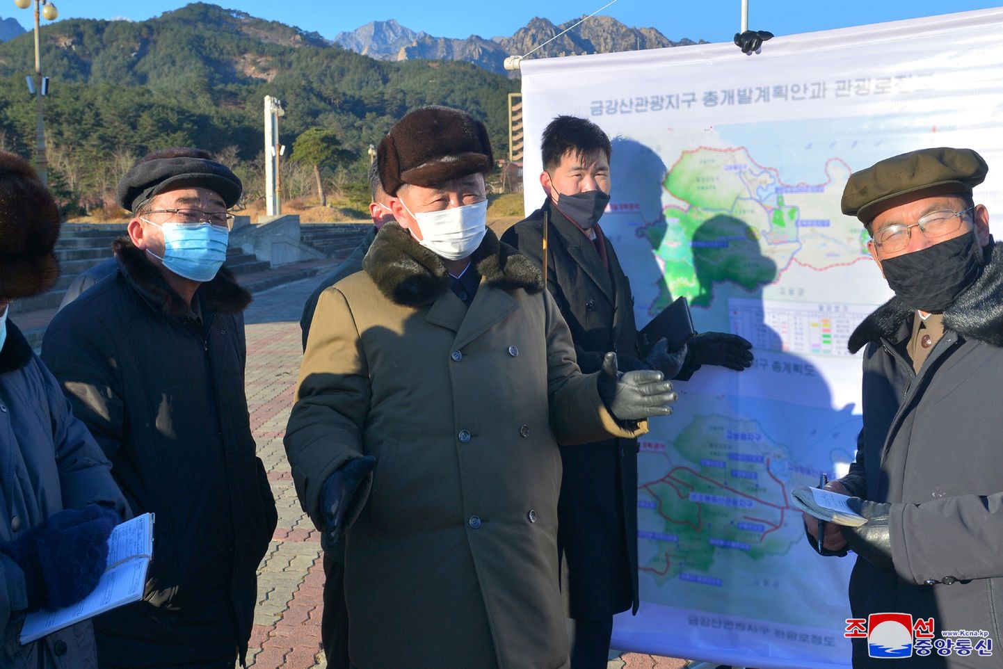 Põhja-Korea peaminister Kim Tok-hun (keskel) külastas koos Töölispartei poliitbüroo keskkomitee juhtidega Kumgangi mäestikku, kuhu plaanitakse rajada tänapäevane mäesuusa- ja puhkekuurort. Pildi avaldas Põhja-Korea riiklik uudisteagentuur KCNA 20. detsembril 2020