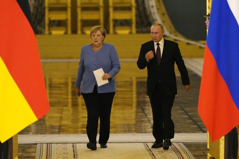 Канцлер Германии Ангела Меркель поддерживала желание Владимира Путина заморозить военный конфликт на территории Донецкой и Луганской областей, настаивая на обязательном исполнении Украиной Минских соглашений.