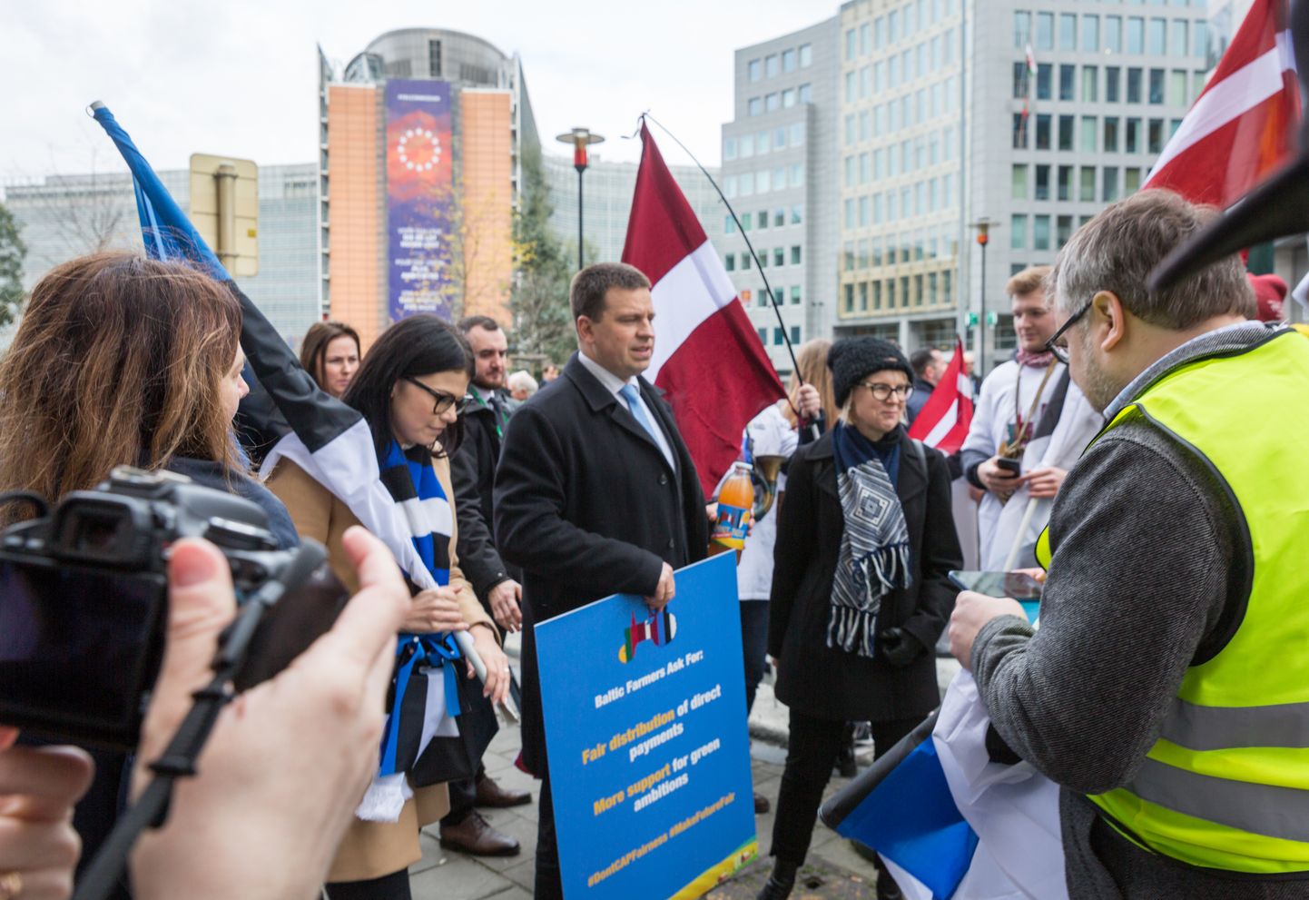 Peaminister Jüri Ratas (keskel) Brüsselis.