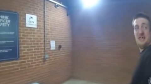 VIDEO ⟩ Mõrvas süüdi mõistetud mees puhkes arreteerimisel nutma, sest ei saa enam mängida maailmakuulsat mängu: ma saan eluaegse