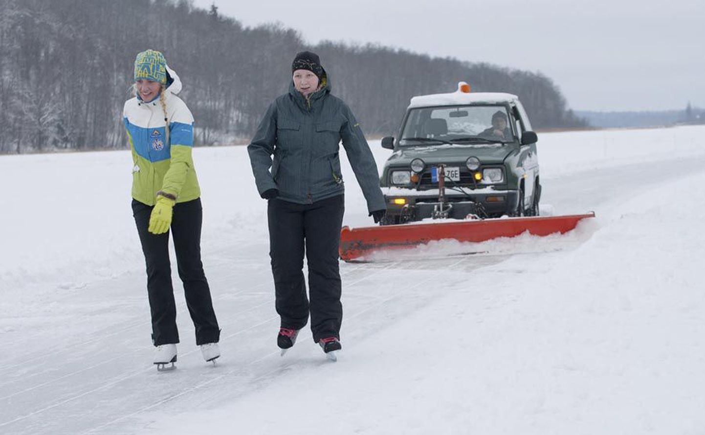 Uisunädala korraldajad on Viljandi järvel rada lihvinud juba paar nädalat ning nüüd saab uisutada jääl, kus pole auke ega pragusid.