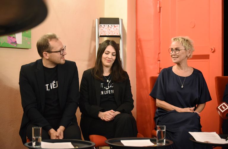 Pianists Andis Paegle, vijolniece Azade Magdsodi un aktrise, režisore Rēzija Kalniņa piedalās preses konferencē, kurā informē par mūzikas un drāmas telpas "OratoriO" jauno sezonu.