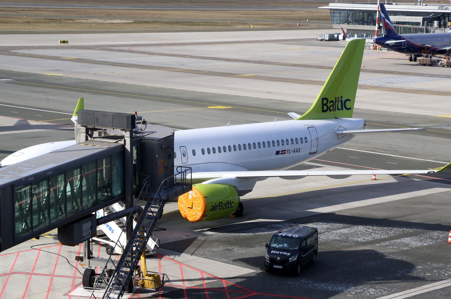 "airBaltic" lidmašīna starptautiskajā lidostā "Rīga", kur jaunā koronavīrusa izraisītās slimības „Covid-19” izplatības mazināšanai uz ārkārtas situācijas laiku līdz 14.aprīlim apturēti visi starptautiskie pasažieru pārvadājumi.