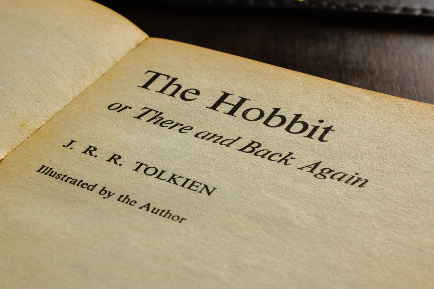 J.R.R. Tolkieni mustvalgete illustratsioonidega «Kääbik».