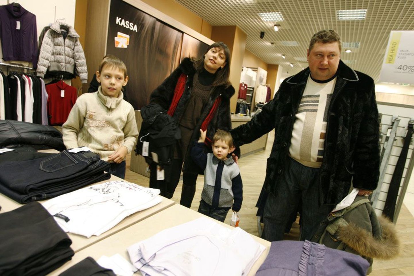 Ufaast Tallinna tulnud perekond Zahharov kiitis Eestit. Meelehärmi valmistas neile vaid tõik, et piiril tuli oodata viis tundi.  Ostudele plaanivad nad siin kulutada ligi 80 000 krooni.