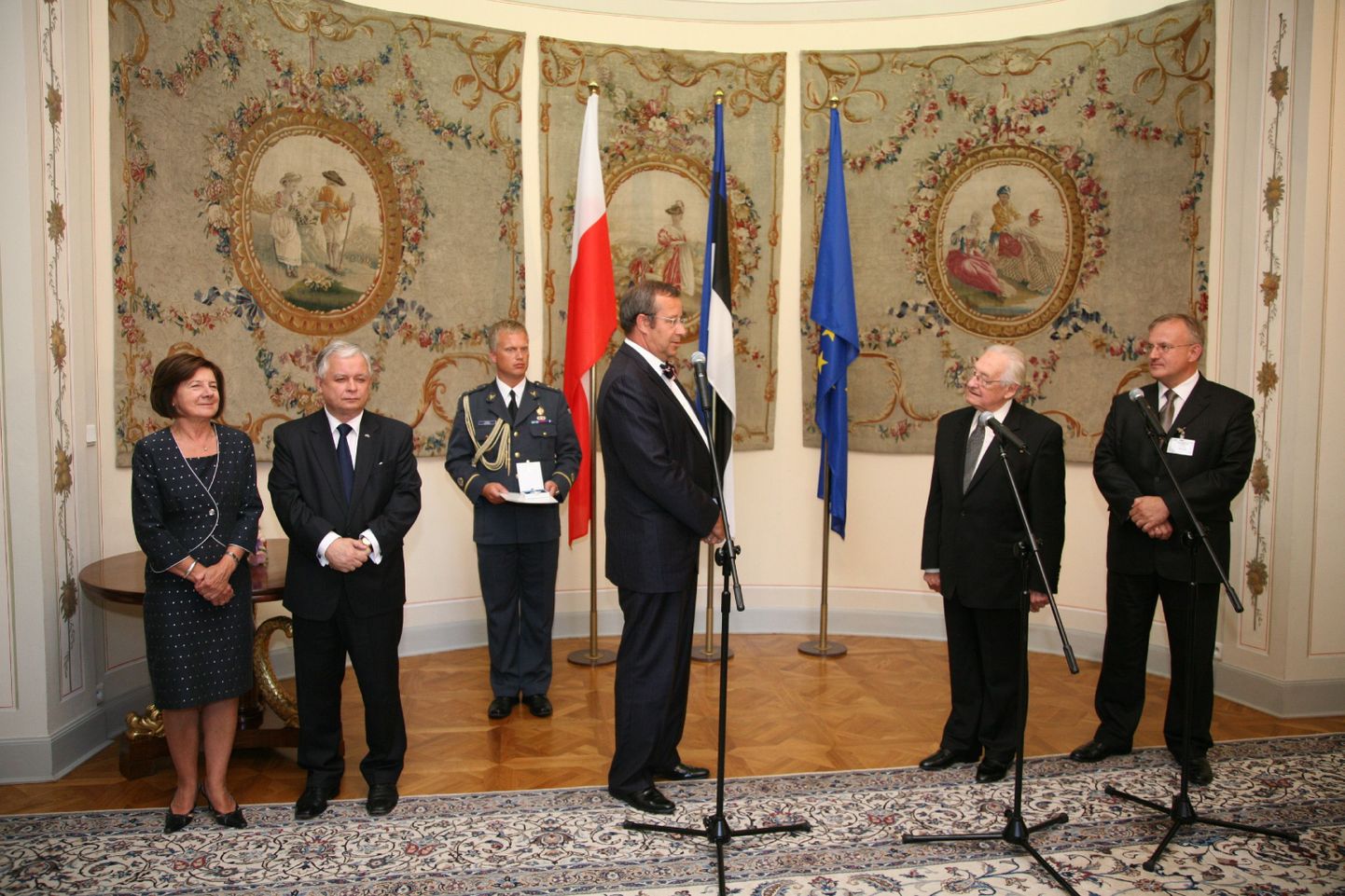 Fotol on Poola president Lech Kaczynski abikaasaga (vasakul), president Toomas Hendrik Ilves, Andrzej Wajda, Eesti suursaadik Poolas Ants Frosch.