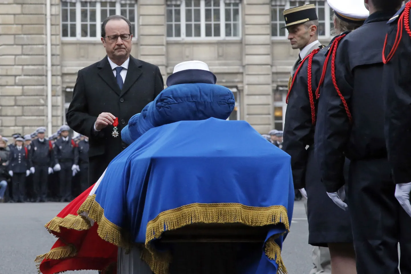 Prantsuse president François Hollande seisab naispolitseiniku Clarissa Jean-Philippe'i kirstu juures.