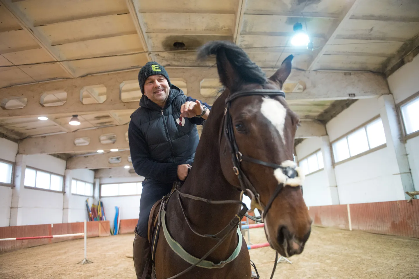 Maailmatasemel hüppevõimega eesti tõugu täkk Carlos ja tema omanik Urmas Raag on tänavustel maailmakarikaetappidel hästi silma paistnud.