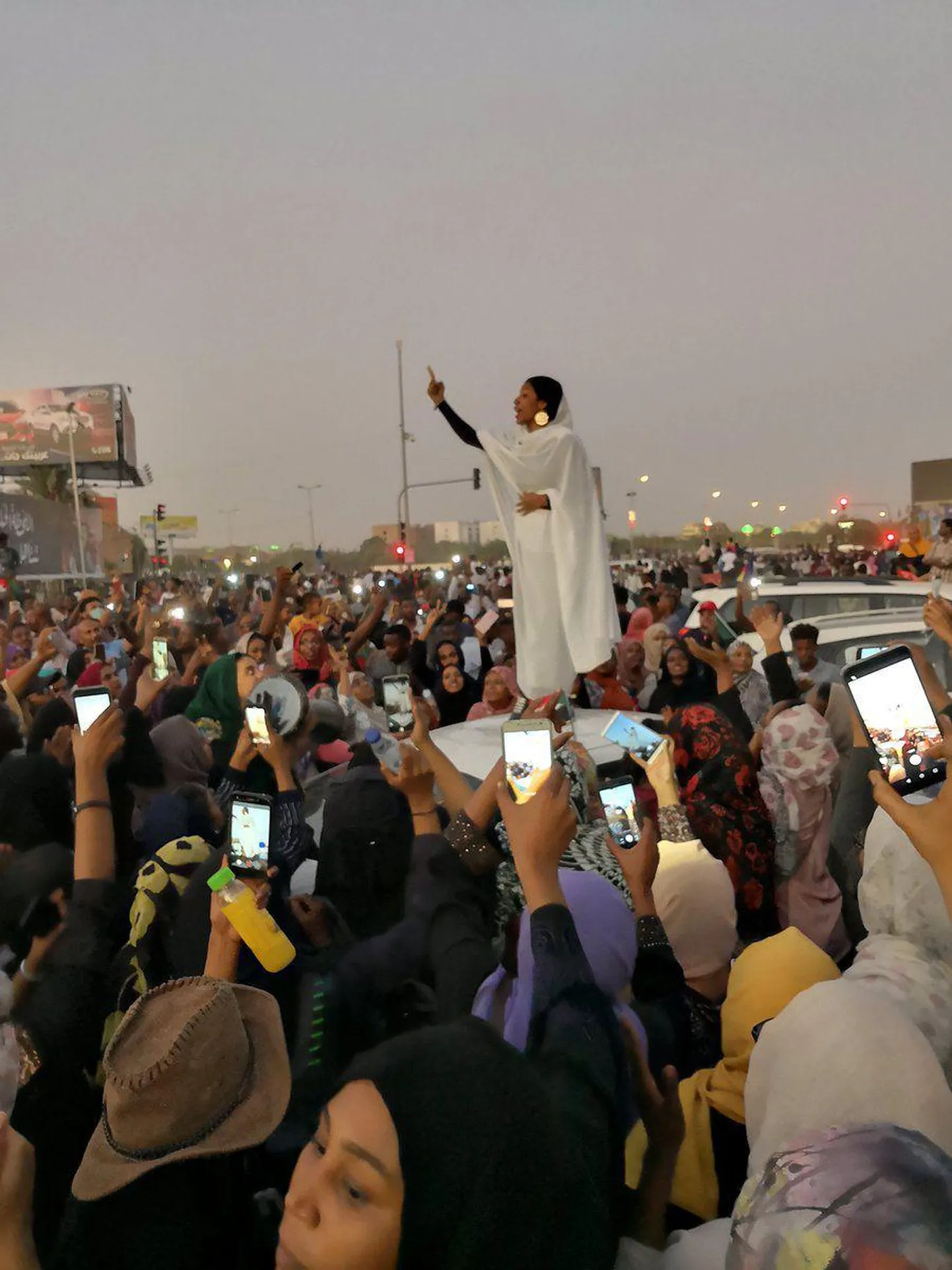 Sudaani protestide sümboliks on saanud pilt meeleavaldusel rahvast ergutanud 22-aastasest Alaa Salah’st, keda kutsutakse nuubia kuningannaks Kandakaks.