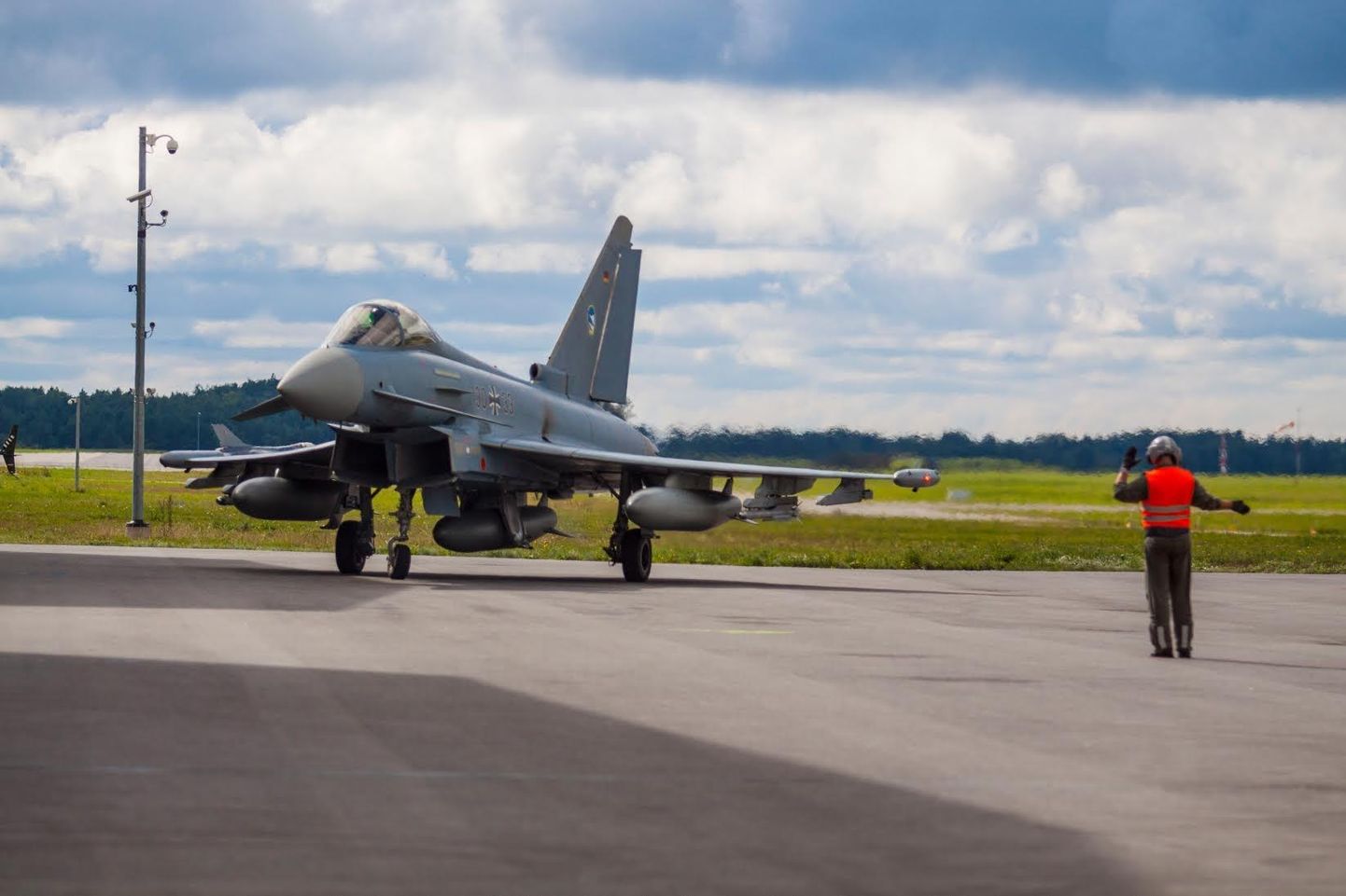 NATO hävitajad lendavad üle Eesti madallennu aladel vähemalt 152 meetri ja tiheasustusega piirkonnas üle 304 meetri kõrgusel.