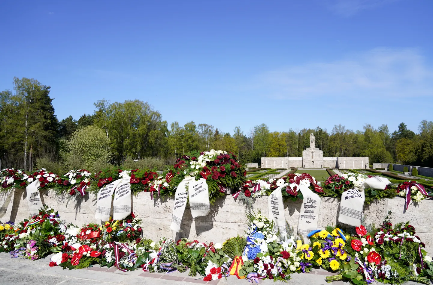 Цветы на Рижском Братском кладбище