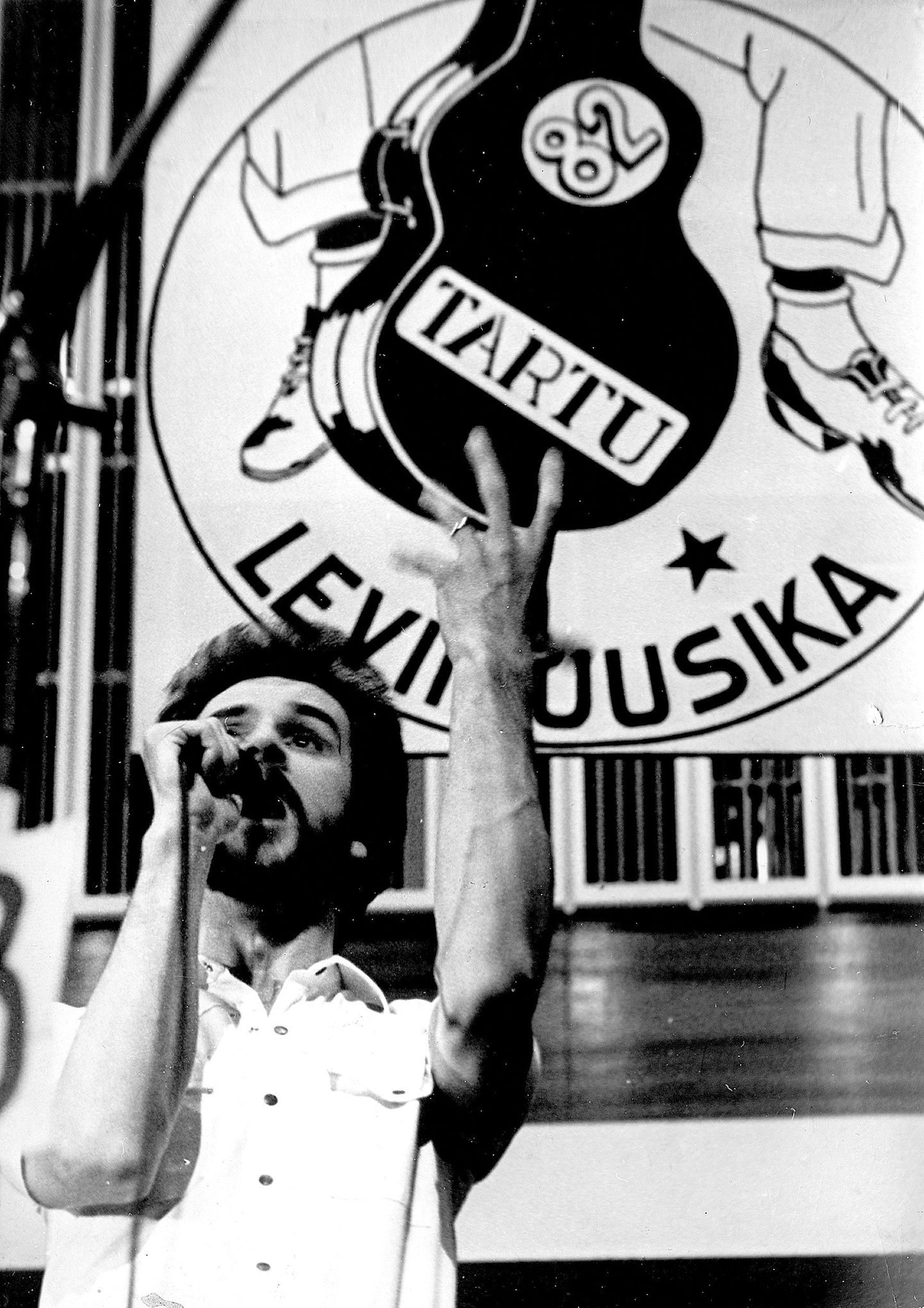 Aprilli lõpp aastal 1982. Tartu levimuusikapäevade publik valib Urmas Alenderi parimaks lauljaks.