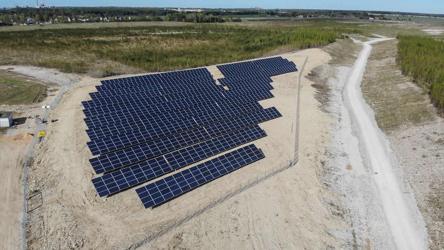 Eesti Energia üks esimesi päikeseparke Ida-Virumaal valmis 2019. aasta kevadel Kohtla-Nõmme lähedal Laasikõrves, kohas, kus varem asus põlevkivikarjäär.