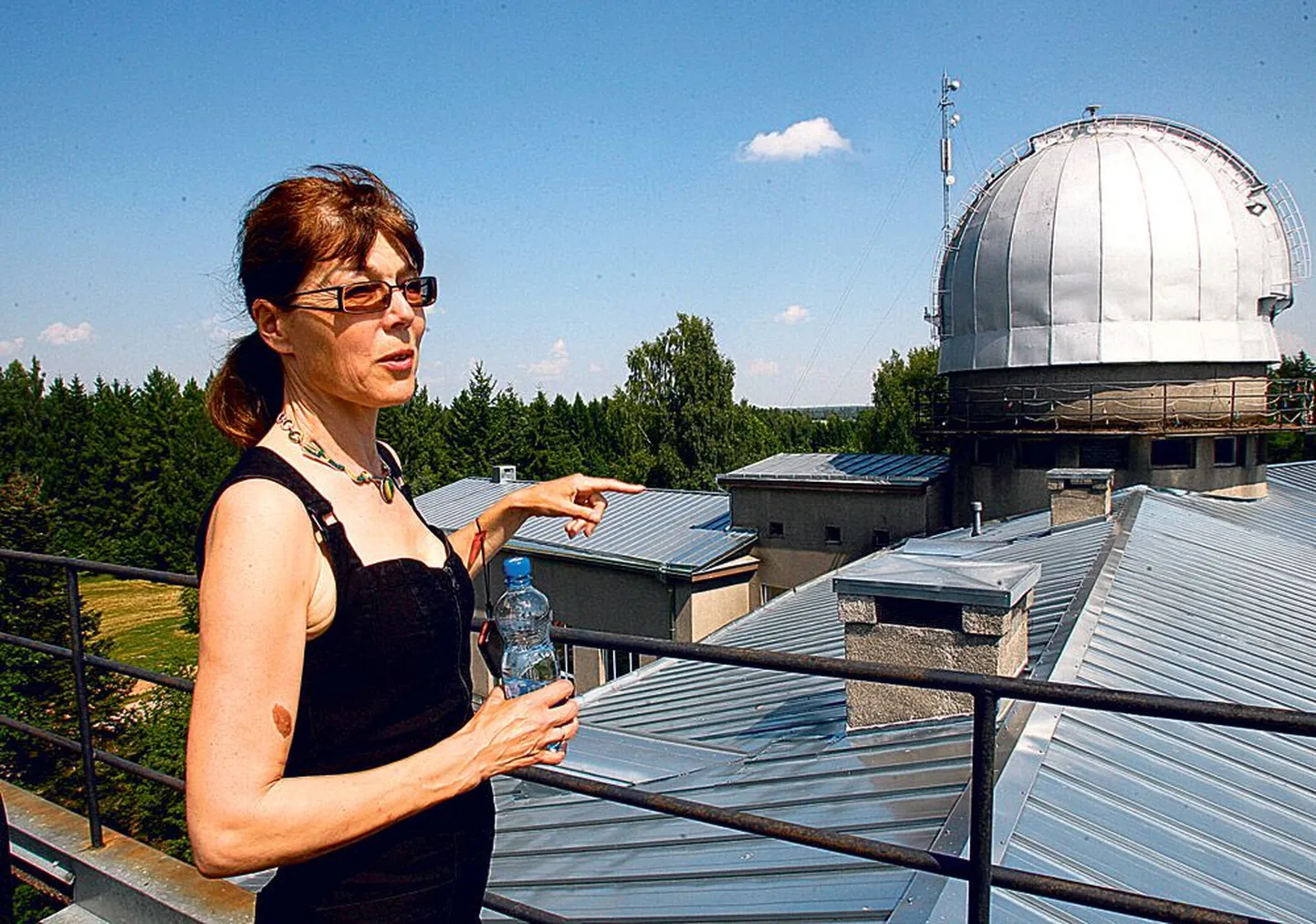 Observatooriumi direktor Anu Reinart näitas katusel, mida toovad hoonele kaasa ehitustööd.