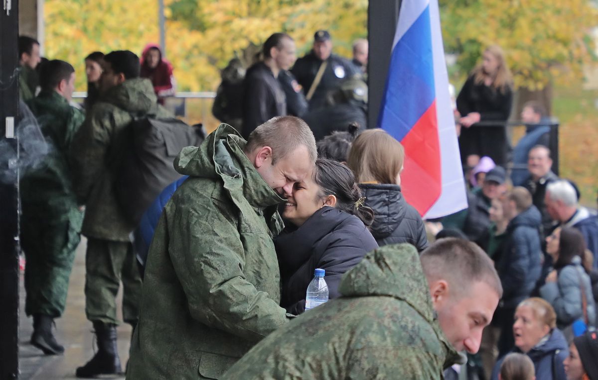 Мобилизованные российские резервисты прощаются с родственниками в Москве, 6 октября 2022 года.