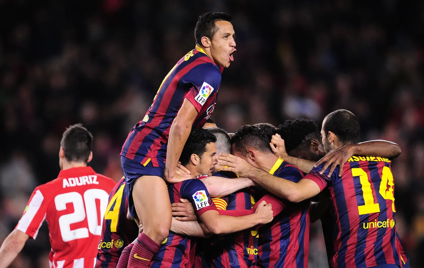 FC Barcelona mängijad väravat tähistamas.