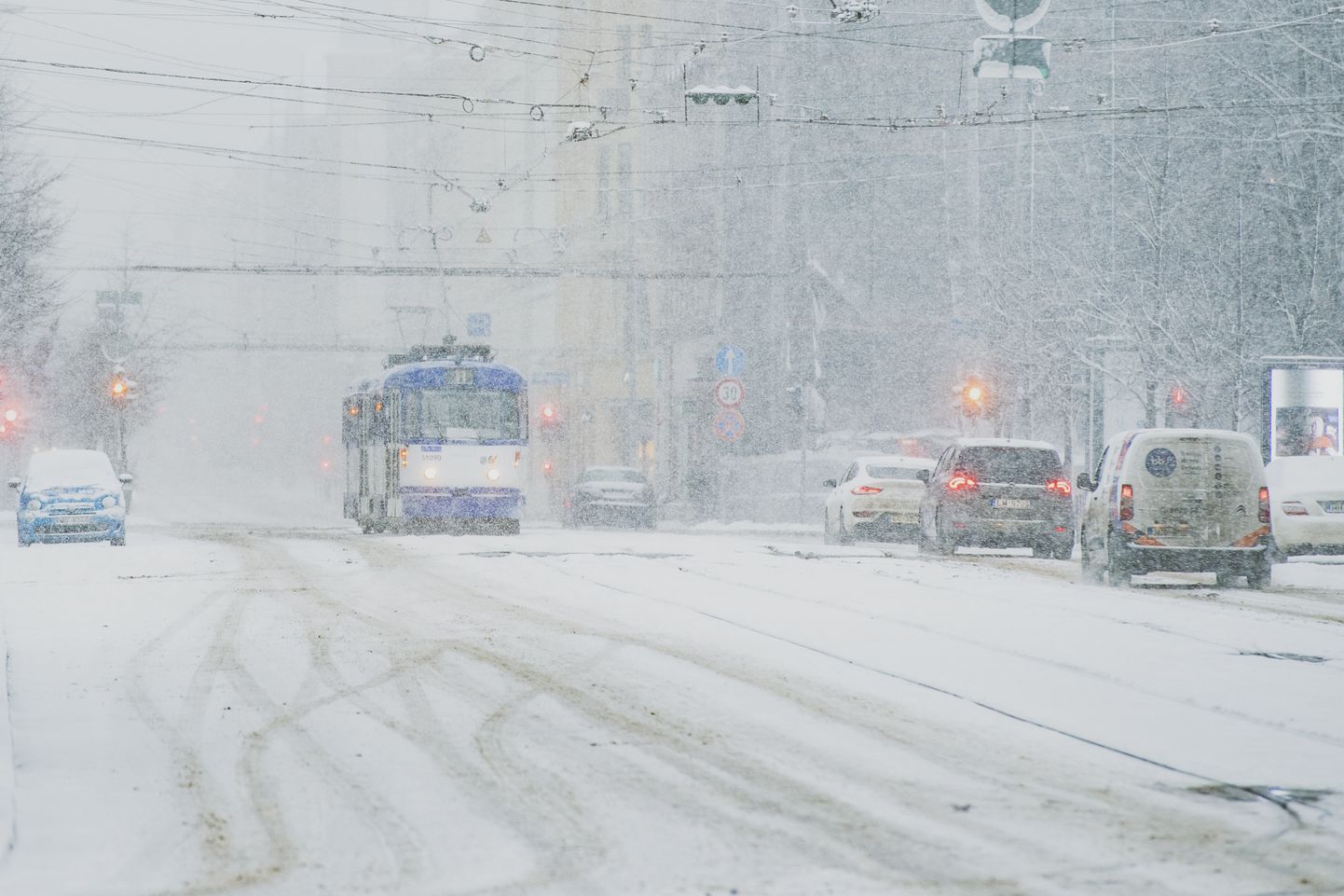 Foto: Sniegots rīts galvaspilsētas centrā