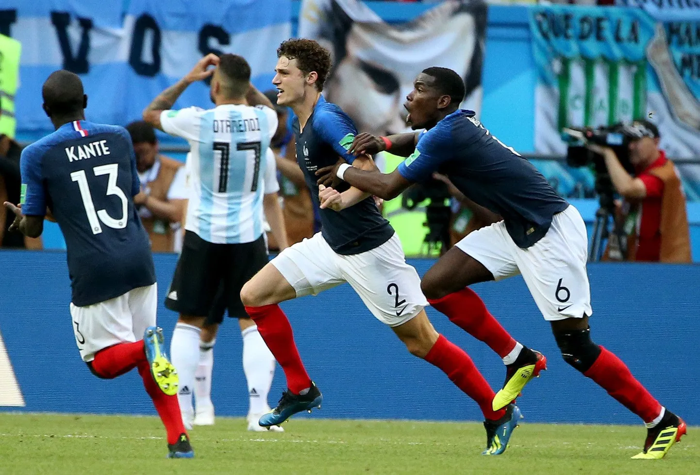 Benjamin Pavard (nr 2) pärast Argentina vastu löödud iluväravat.