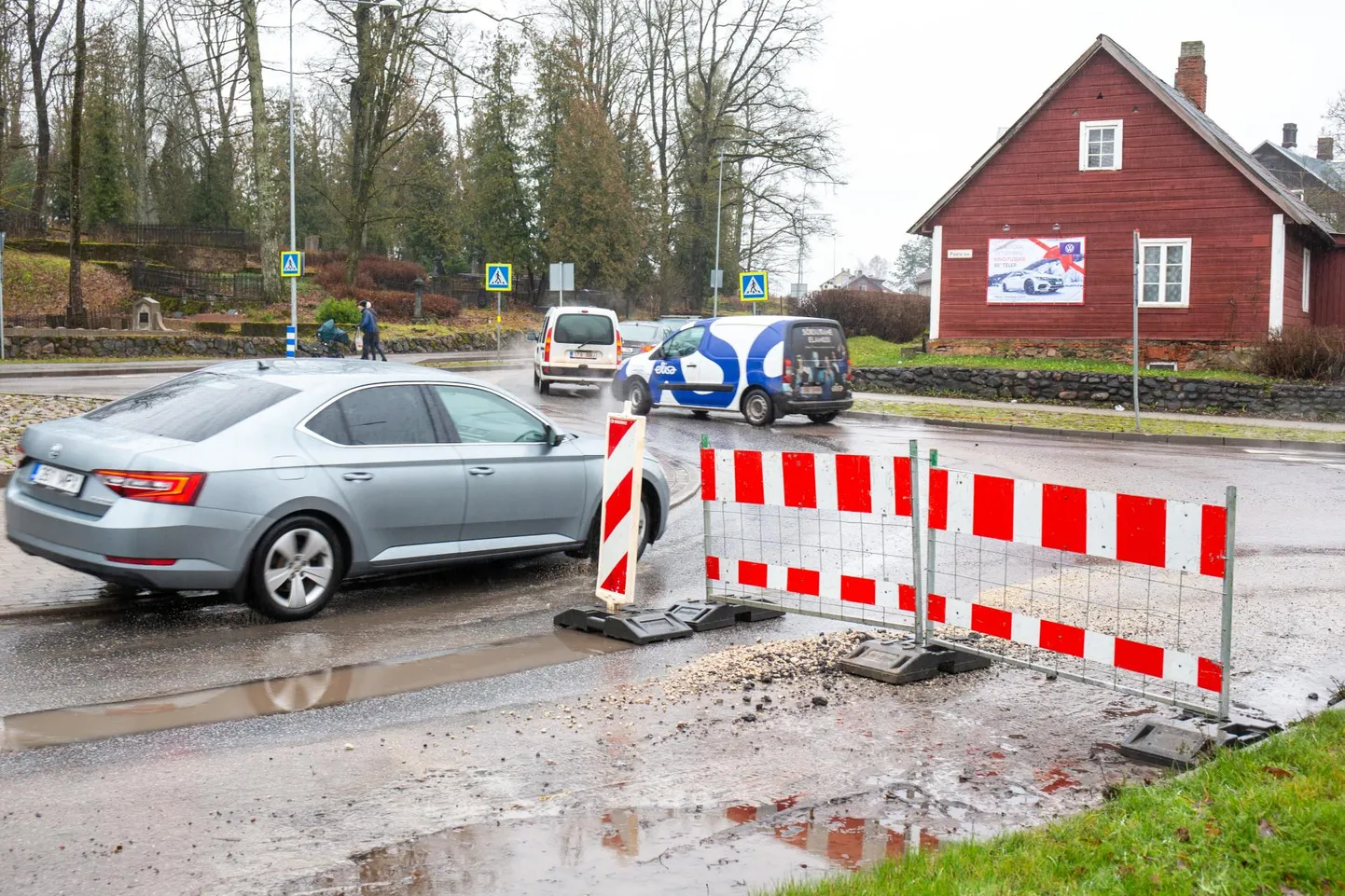 Laupäeval võis Ugala ringristmikule tekkinud augu juures näha piirdeid.