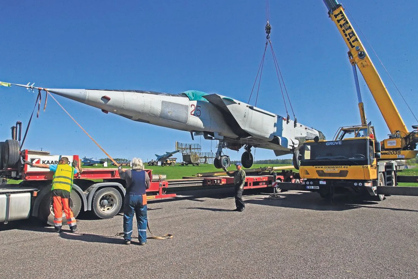 Üks omaaegseid maailma kiiremaid lennukeid Mig-25 toodi Soomest Eestisse kolme treilerautoga. Reedel laaditi detailid kraanaga maha, sel nädalal algab muuseumis lennuki kokkupanek.