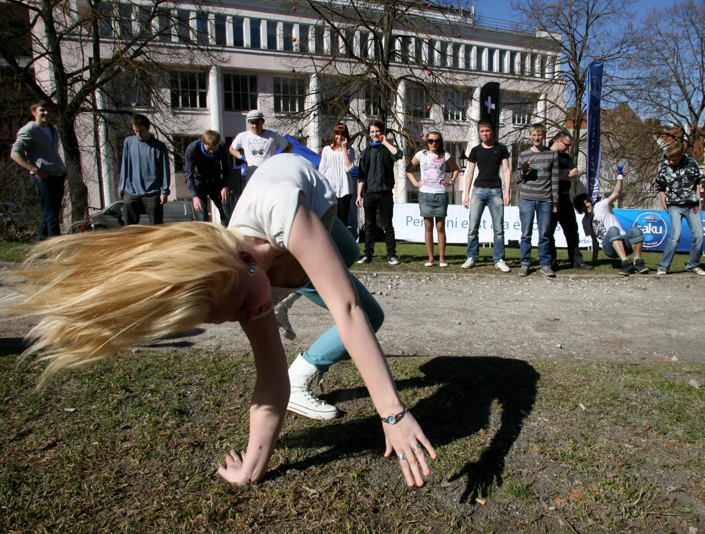 Tartu kevadised tudengipäevad: limbotants Pirogovi platsil.