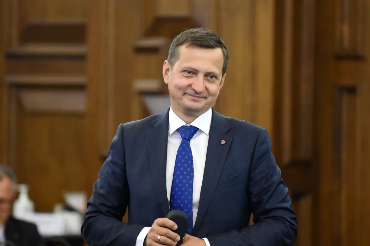 Saeimas deputāts, zemkopības ministra amata kandidāts Armands Krauze Saeimas ārkārtas sēdes laikā, kurā paredzēts balsojums par uzticības izteikšanu Evikas Siliņas izveidotajam Ministru kabinetam.