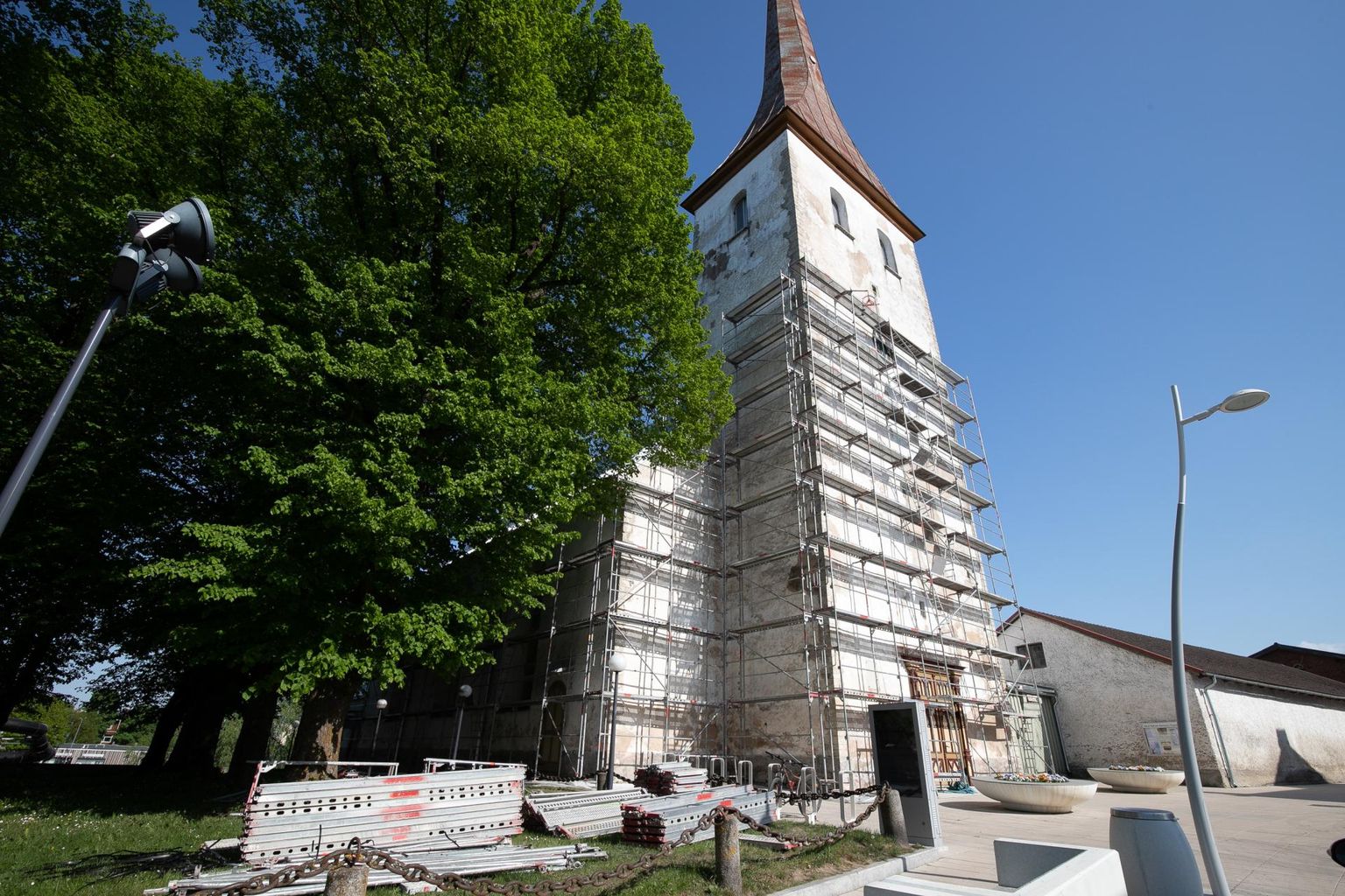 Rakvere kirikul remondidtakse tänavu suvel põhja- ja läänefassaad ning värvitakse üle torn.