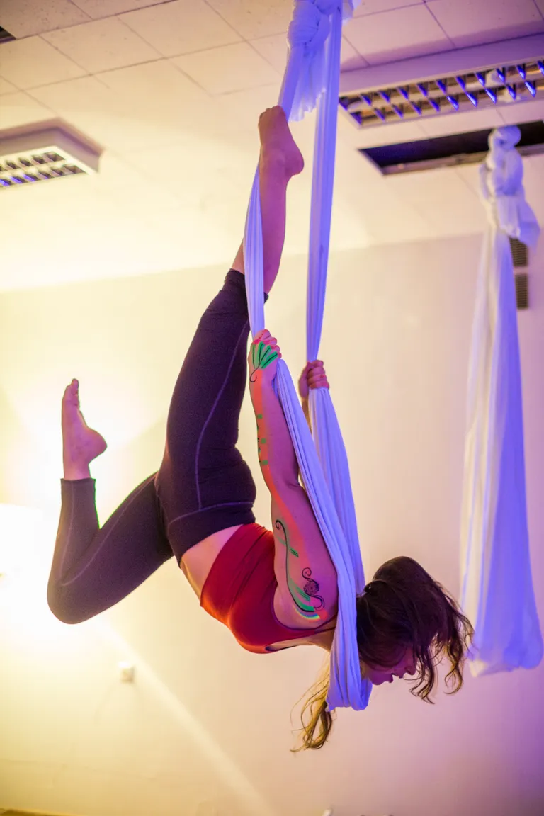 Aerial Yogilatese loo ja õpetaja Karina Nõgisto-Hirvoja.