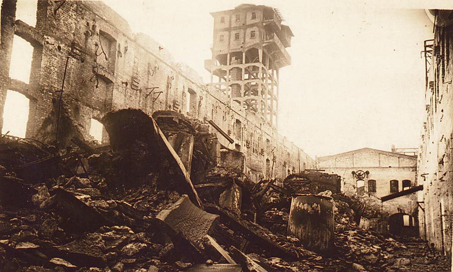 Puupapivabrik Waldhof pärast venelaste koletut hävitustööd.