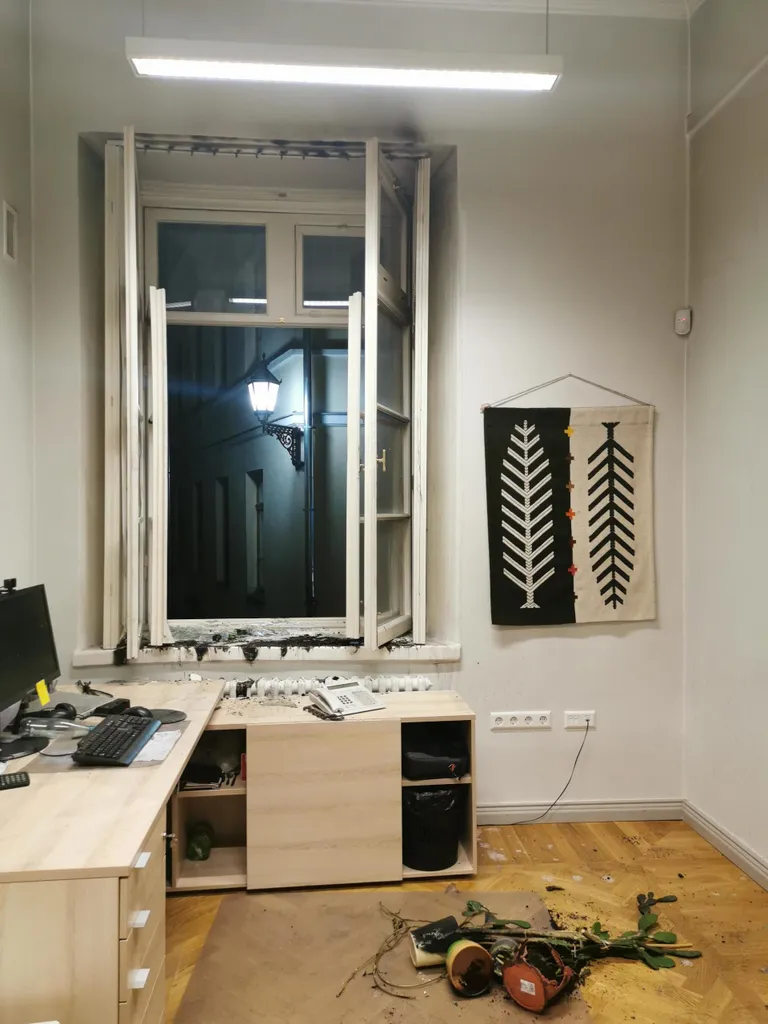 Selline pilt avanes Tartu ülikooli töötajatele 22. detsembri hommikul peahoone kabinetis number 136. Nüüd on selle teo kahtlusalune kinni peetud.